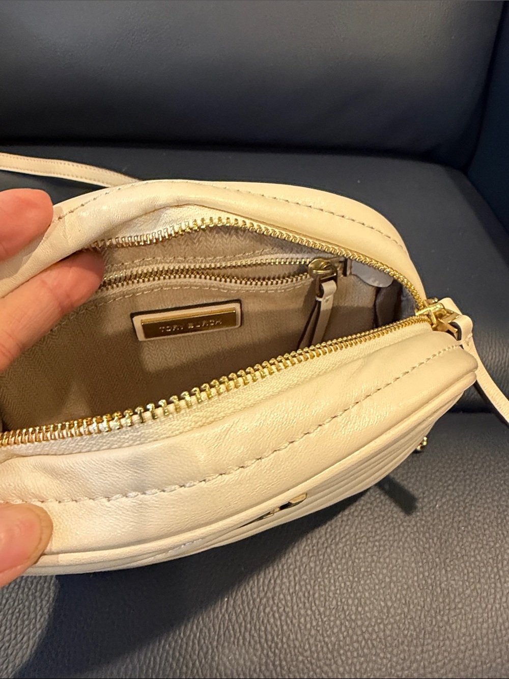 Tory Burch KIRA CHEVRON CAMERA BAG. Like New! - Picture 7 of 11